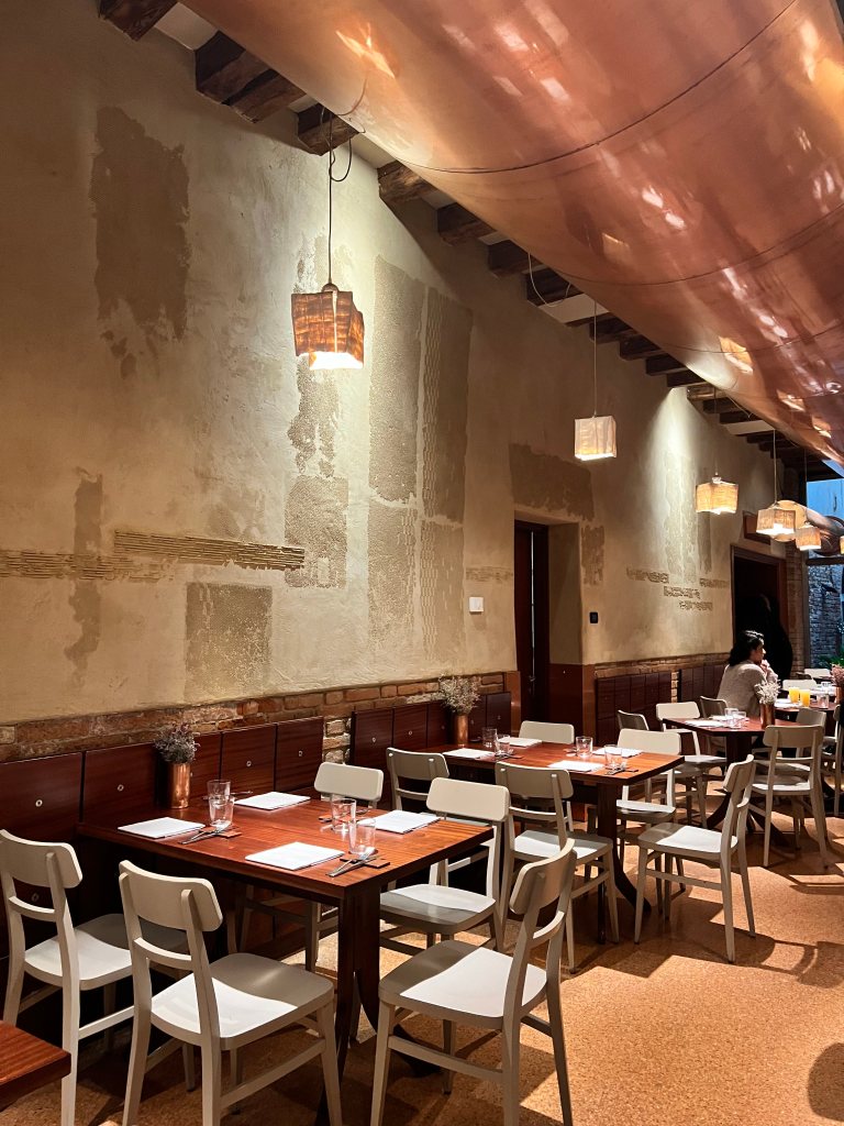 Không gian quán rất ấm cúng