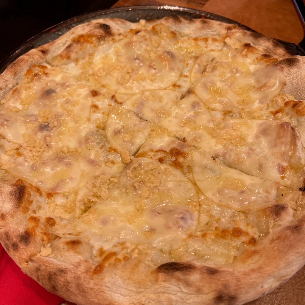 Kinh nghiệm du lịch châu Âu: Ăn gì? - Ăn Pizza Four Cheese ngọt